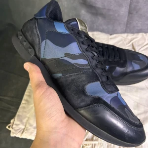 Valentino rockrunners  - Mycket fint skick | Size 44,5 passar 45  | fraktar spårbart inom 24 timmar |  för att köpa klicka ” köp nu” | vid frågor skriv ett meddelande |