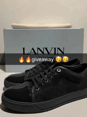 Svarta Lanvin sneakers  - För att delta i tävlingen behöver ni följs dessa steg🥳🥳 1 följa oss på Plick 🥳🥳2 lika alla våra annonser på Plick och vinnaren dras 28 mars lycka till 🥳🥳🥳🥳🔥🔥