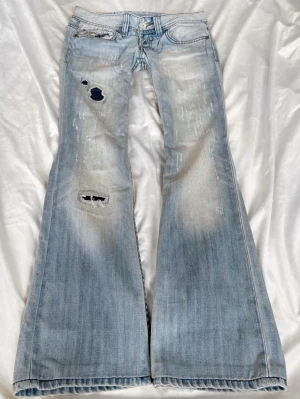 Ljusblå bootcut jeans med slitningar - Så sjukt snygga superlågmidjade bootcut jeans