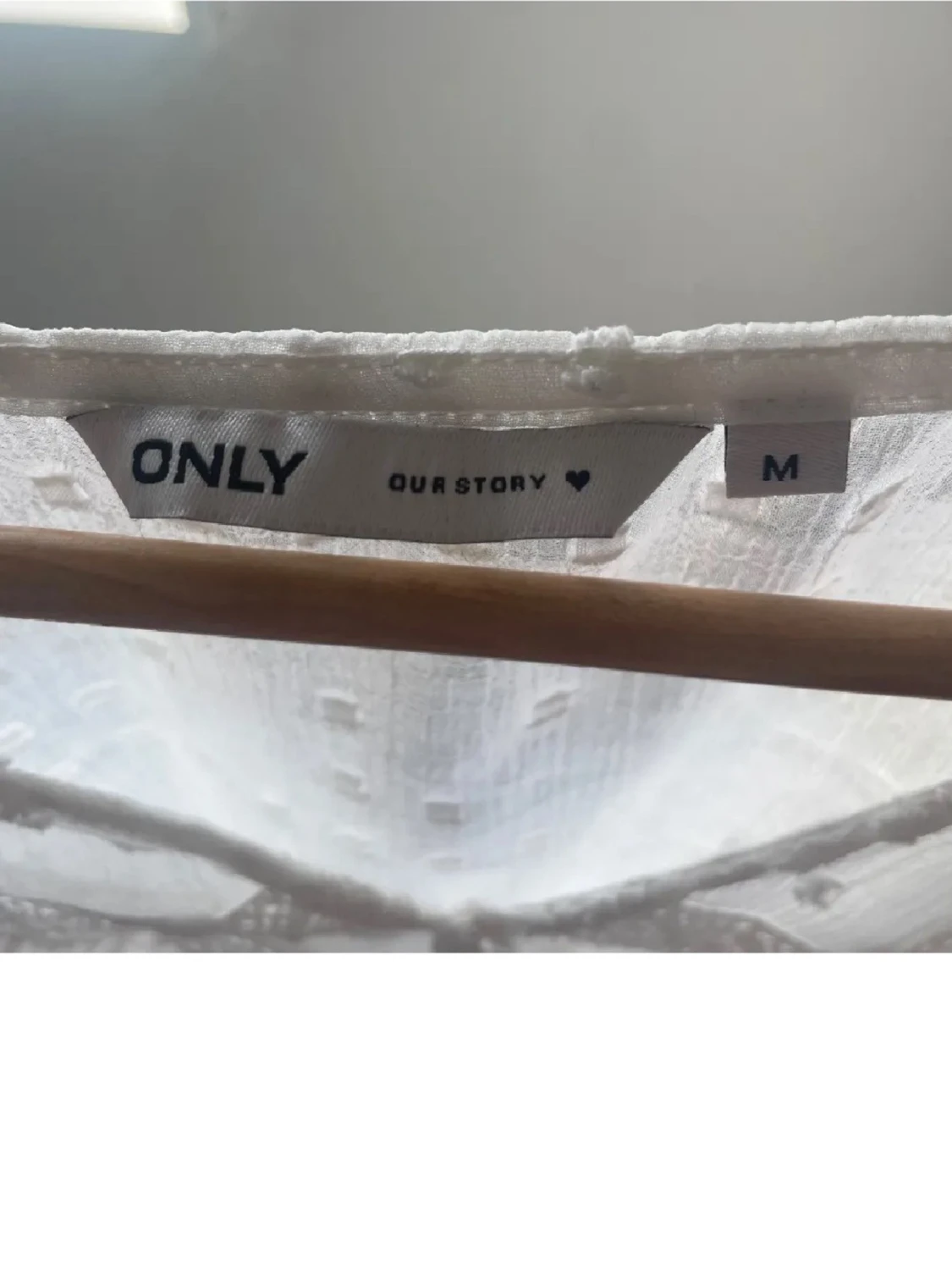 Vit blus med volang och spetsdetaljer - 2