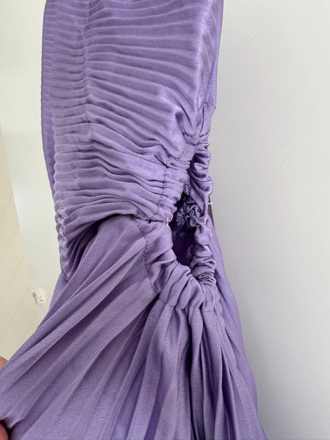 Lila plisserad oneshoulderklänning - 3