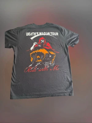 Death's Wagon Tour tshirt - Tshirt från semetarys death wagon tour, använder inte längre därför säljer jag den