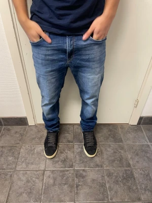 Jack&Jones jeans - Feta blå Jack & Jones jeans. Modell: Regular/Clark. Mycket bra skick. Modellen är 173cm, 64kg. Pris kan diskuteras!!