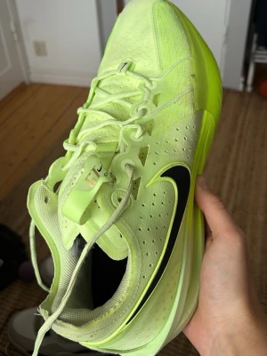 Två par sneakers från Nike och Jordan - Två skor reserverade åt THE John Gonsalez