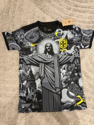 Brasilien tröja   - Nike brasil t shirt. Helt oanvänd med prislapp kvar.