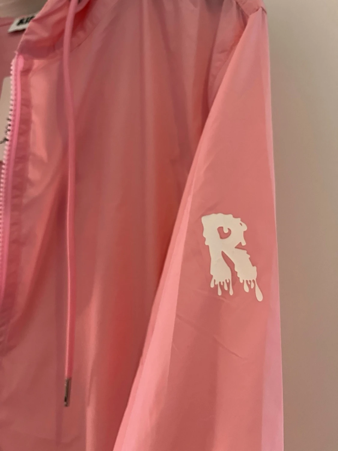 Rosa vindjacka med huva från Risky - 3