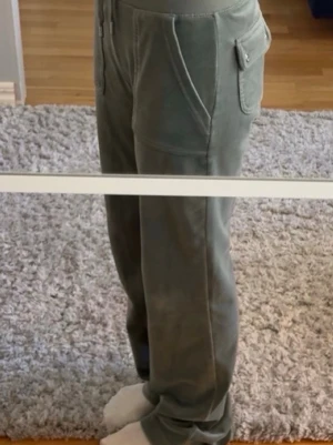 Juicy couture byxor  - Jättefina byxor från Juicy Couture, säljer då dom tyvärr blivit förstora för mig.   Lite slitage längst ner vid hälarna men annars är dom som nya!😊💕