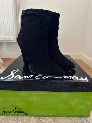 Sam Edelman boots - Snygga svarta stövletter från Sam Edelman i mocka med spetsig tå och hög klack. Dragkedja på insidan för enkel påtagning. Perfekta för att lyfta din outfit med en trendig och elegant touch.