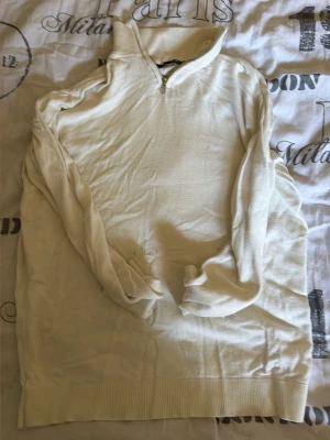 Vit halvzip tröja från 157 - Säljer en vit långärmad tröja från 157 med halvzip och hög krage. Tröjan är i mjukt material. 