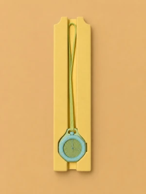 AP X SWATCH - Unik klocka i ljusgrönt med rund urtavla och avtagbart band. Klockan har en modern design och kan bäras både som fickur eller med handledsrem. Perfekt accessoar för dig som gillar stilrena detaljer.