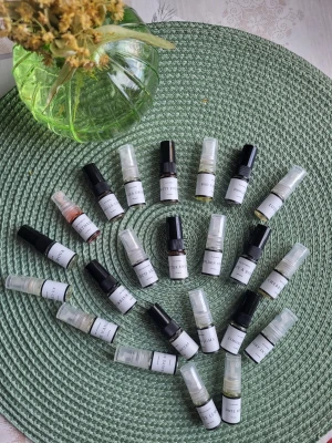 Curiosa parfum testers 23 st - Om du är nyfiken på märket Curiosa som kommer upp ofta så finns det gott om här,  Caked up🍪, Golden hour🌄, Sweetheart❣️, Vanilla lust🫦, Vanilla orchid🤍, Pretty Poison⚘️, Bad N Boujee💫, Dahlia🌹, Love potion💞, Nude Vanilla🧁, Turkish delight🏵, Coco skin🥥, Bitter sweet💐, Golden spirit🌅, Just a bite🥯, Cherry musk🍒, White silk🪽, Noir Nectar💜, Pink Enigma🌸, Limonette🍋, Boujee lemon🍋, Lost in lust🥀, Date me🪻