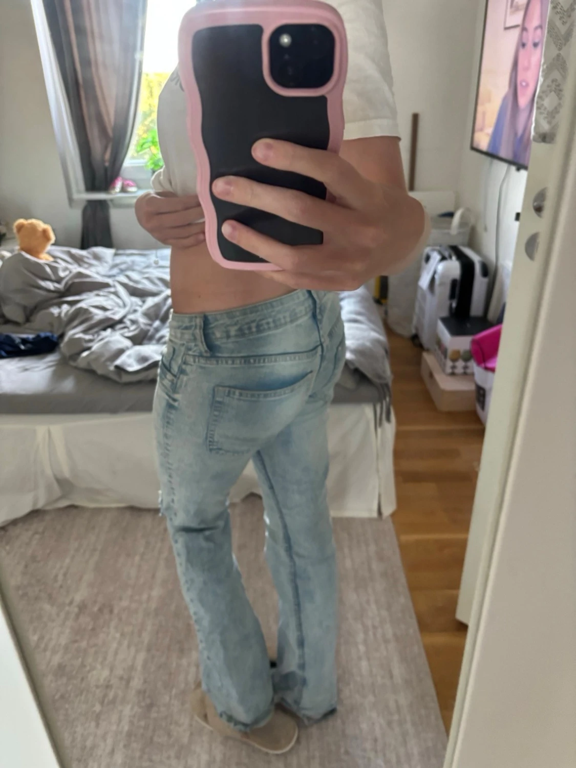 Ljusblå raka jeans med slitning - 1