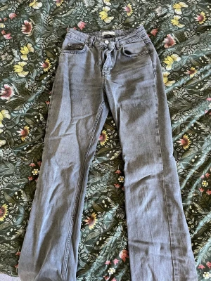 Grå raka jeans med hög midja - Säljer ett par grå jeans med bootcut passform och medelhög midja. ☺️☺️