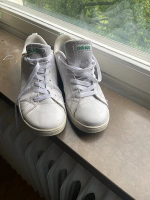 Vita Adidas sneakers med gröna detaljer - Säljer dessa då de inte kommer till användning, köpte på en second hand butik.