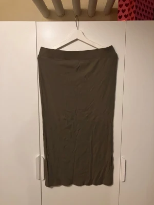 Grön midi kjol - Grön ribbad midi kjol 