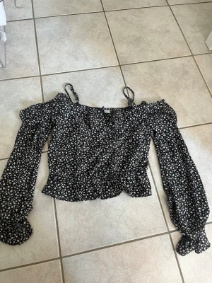 Blus - Blommig blus med volanger, från hm storlek 34💗