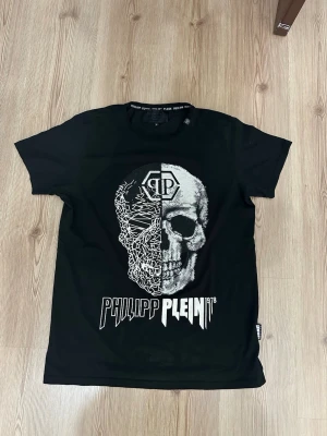 Svart Philipp Plein t-shirt med dödskalle - Mått kan skickas vid intresse! Öppen för frågor och byten! 