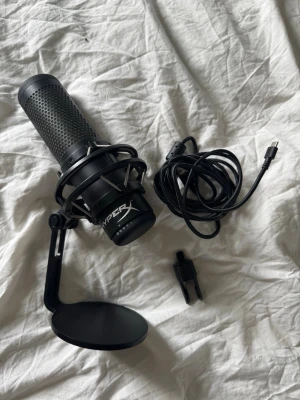 HyperX QuadCast S - Säljer en HyperX QuadCast S USB-mikrofon med RGB-belysning. Mikrofonen är svart och har en robust metallkropp, med medföljande stativ, USB-kabel. Passar till PC, PS4 och Mac. Perfekt för streaming, gaming eller podd. 