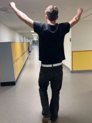 Vitt LV bälte i syntetmaterial - Snyggt vitt LV bälte i syntetmaterial med enkel design. Perfekt för att ge en clean look till dina outfits. Passar till både jeans och byxor och har ett klassiskt spänne framtill.