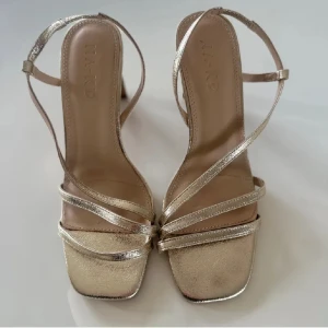 Guldiga sandaler med klack - Säljer dessa jätte fina guldiga klackskor som jag köpte här på plick men tyvärr var för små för mig. Dem är från NAKD. (Bilderna är lånade från hon jag köpte klackskorna av) 