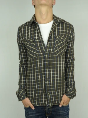 Nudie flannel skjorta  - NUDIE FLANNEL SKJORTA Storlek : S Passform : Normal Användning : Skjortan är i ett väldigt fint skick utan defekter Nypris : Cirka 1300SEK Modellen på bilden : 182CM och väger 73KG