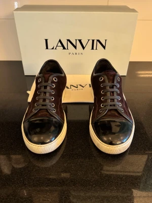 Lanvin Skor - Feta Lanvin skor i röd | UK 5 som motsvarar ca 40 | Dem är i ett bra skick och få tecken av användning | Lanvin-dustbag följer med | Tveka inte att kontakta oss vid minsta fundering!