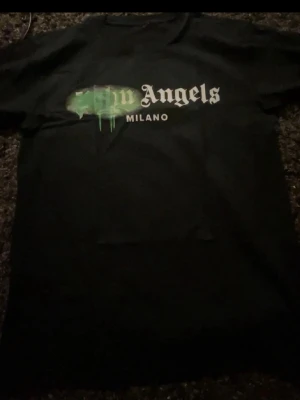 Palm Tshirt svart  - Hör av er vid frågor och mer bilder (: fint skick& inga defekter