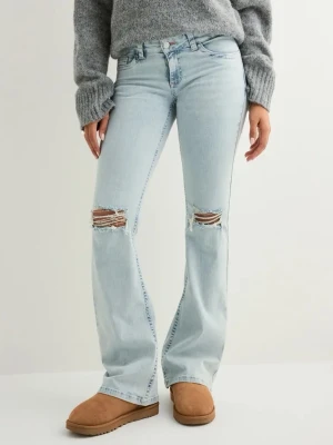 Ljusblå jeans från Nelly!! - Snygga ljusblå bootcut jeans med klassiska fickor och en broderad blixtdetalj i rosa på bakfickorna. Jag skulle säga att jeansen har en medel/låg midja och är tillverkade med lite extra stretch. Jag säljer de eftersom jag har köpt ett par nya ljusblåa jeans.