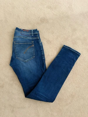 Dondup Jeans - Säljer ett par snygga Dondup Jeans i modellen slim fit George. Dondup pachen på insidan har släppt på ena kortsidan. Men annars väldigt snygga jeans. Storlek 32/32 men passar 29 och 30 på grund av deras passform. Hör av vid funderingar!