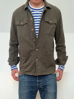 Olivgrön Overshirt  - Olivgrön overshirt i strl M men sitter som en S! Bra skick utan nåra defekter och hör gärna av er vid frågor elr funderingar!!