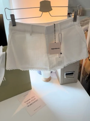 Revolve Linne Shorts - Linne shorts från Revolve / Superdown. Oanvända och nyköpta med prislapp kvar, supersmickrande passform! Nypris: 784kr SEK