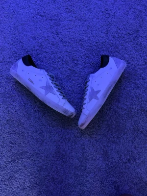 Golden Goose - Helt nya Golden goose. Väldigt fina och helt oanvända. Storlek 45. Låda följer med. Om du följer mig kan du få 15% rabatt. Hör av dig vid frågor😄