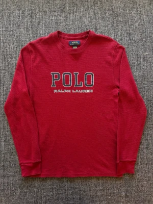 Ralph Lauren longsleeve ~ vintage  - Sjukt eftertraktad Ralph Lauren longsleeve ~ vintage modell | st M | färg röd | klassisk passform | perfekt vintage piece | OBS kan gå ner lite i pris vid snabb affär! 🏄