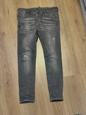 Dsquared2 jeans - Dq2 jeans i storlek 40 färgen mörkgrå säljer pga av att dom är för små har knappt använt dom 