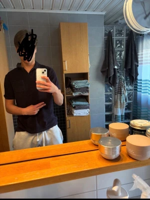 Mörkblå piké  - Säljer en mörkblå piké från brothers ny pris 800 köpte den föra sommaren och den hänger bara i garderoben hör av dig vid frågor har fler bilder passar både S och M