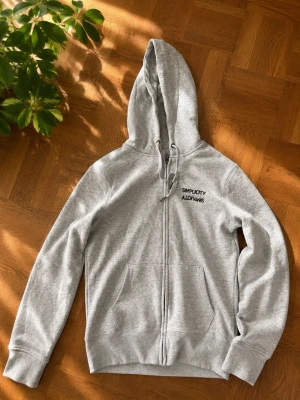 Grå Simplicity Luvtröja Zip  - Storlek: M, Material: 75 % Bomull, 21 % Polyester & 4 % Viscose, utmärkt skick!