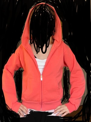 Korall zip-hoodie med huva - Den är bara testad på!!!! Nypris 329kr!! Säljer en snygg korall hoodie med dragkedja och huva. Hoodien har ribbade muddar vid ärmslut och nederkant samt två fickor framtill. Perfekt för både skola och hemma!! Storlek 158/164 men passar också 152