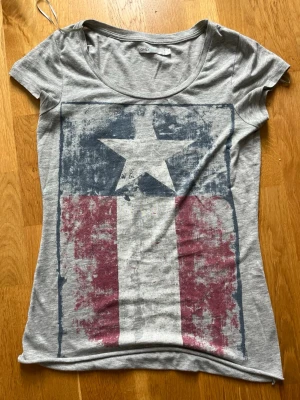 Cool vintage topp - Säljer denna coola vintage  t shirt från only! Den är köpt second hand och har inga defekter! 