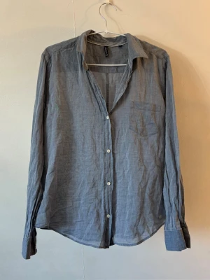 Woolrich skjorta  - Sjukt eftertraktad Woolrich linneskjorta ~ vintage modell | st L men sitter som XS | färg blå | klassisk passform | perfekt vintage piece | OBS kan gå ner lite i pris vid snabb affär! 🏄