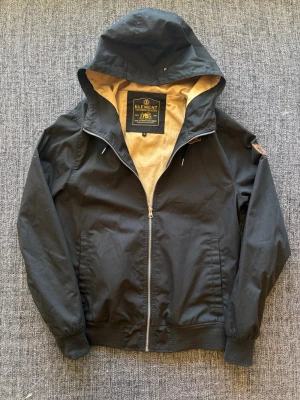 Element jacka  - Sjukt eftertraktad Element jacka ~ sällsynt tunn vintage modell som inte längre produceras | st S | färg svart | klassisk passform | perfekt vintage piece | OBS kan gå ner lite i pris vid snabb affär! 🏄
