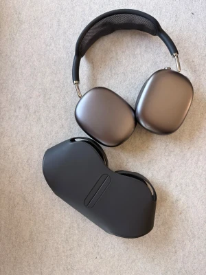 AirPods max - AirPod max gen 1, köpta ca 1 år sen, har en liten skrapa på ena öron kåpan ( se bild) men annars funkar fint och är som nya. Kan mötas upp i Malmö:)
