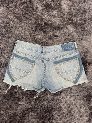 Lowwaist vintage jeans shorts  - Skitsnygga vintage jeansshorts! Lowwaist. Längd 27cm. Midja: ca 80cm runt 
