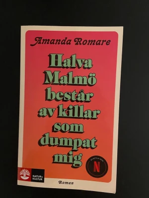 Halva Malmö består av killar som dumpat mig - En roman av Amanda Romare. Boken är utgiven av Natur & Kultur och har pocketformat.