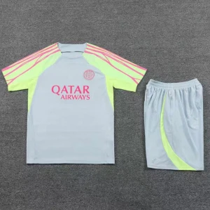 PSG träningsset - Helt ny träningsset från PSG. Unika färg som är perfekt inför sommaren. Pris går att diskutera, hör av er för fler bilder. Storlek M/S.