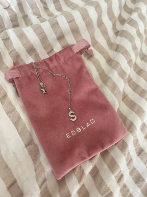 Initial halsband  - Jättefint halsband från Edblad, säljer då jag använder guld.🤩