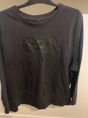 Svart sweatshirt - Cool svart sweatshirt. Tröjan har rund halsringning och långa ärmar. Perfekt för dig som gillar stilrena plagg med en twist.