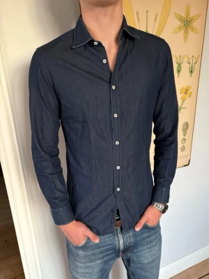Mörkblå skjorta från Jacob Cohen - Snygg mörkblå denim skjorta från Jacob Cohen. Storlek: 38 (Small/slim M). Modell: 188cm och 72kg.  Nästan helt oanvänd, inga defekter. En personlig favorit. Nypris: 6500kr. Ta kontakt vid minsta intresse 😊
