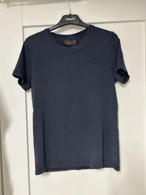 Morris t shirt  - Säljer nu en Morris t shirt. Använd men i fint skick! Hör av dig vid frågor!