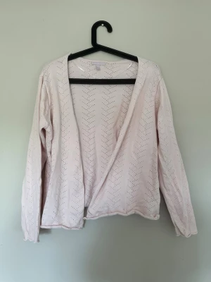 Söt rosa kofta - Jätte fin men har en fläck (se bild) inte privat att behandla den