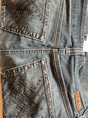 Jeans med glittriga fickor - Vet inte modell eller storlek men jag har haft de lågmidjat och jag har vanligtvis storlek s. Jättesköna, använde som ni ser på bilderna. Skulle gissa på att de egentligen är straight high waist.